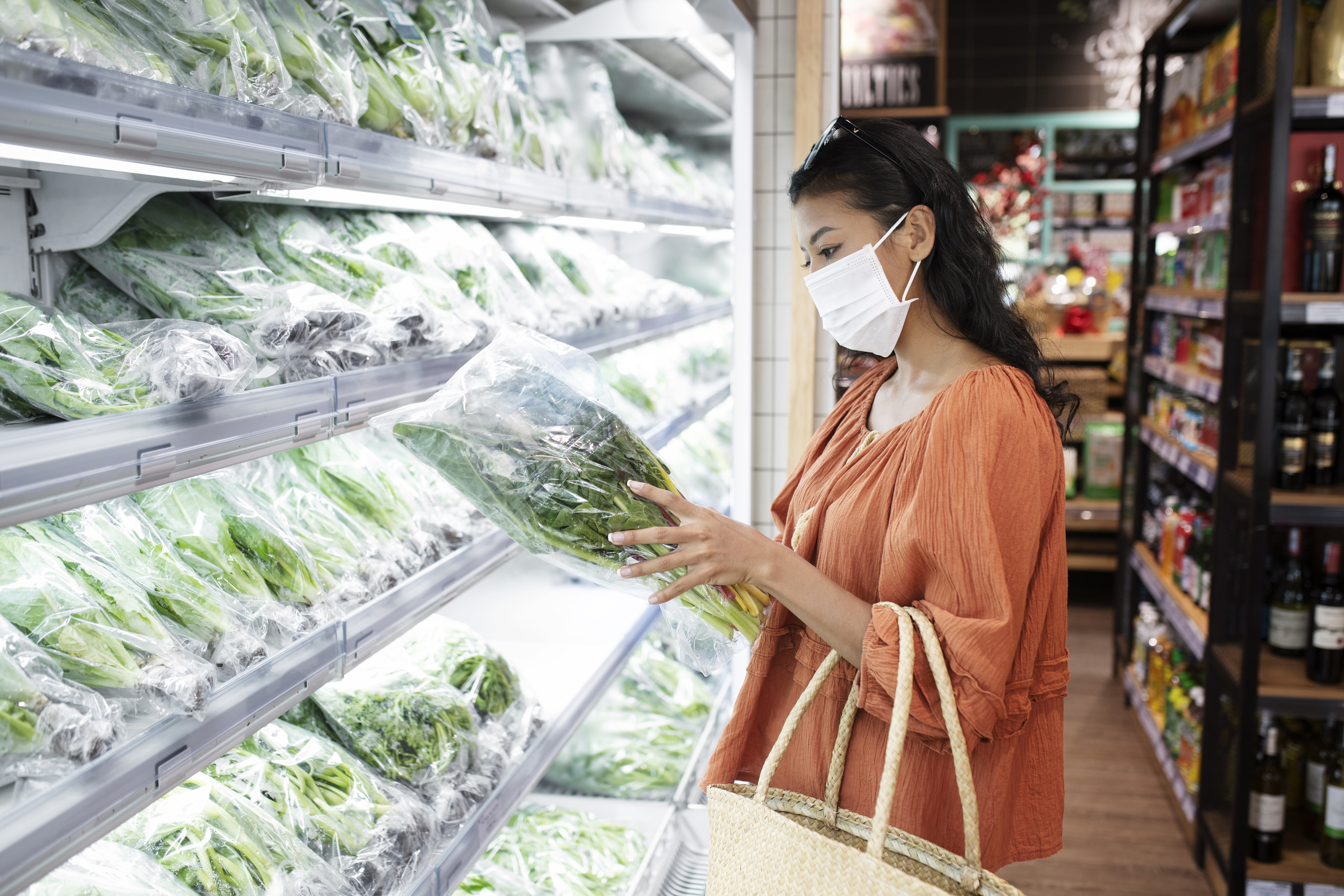 防颱準備,婦人到超市購買新鮮蔬菜準備囤放食物