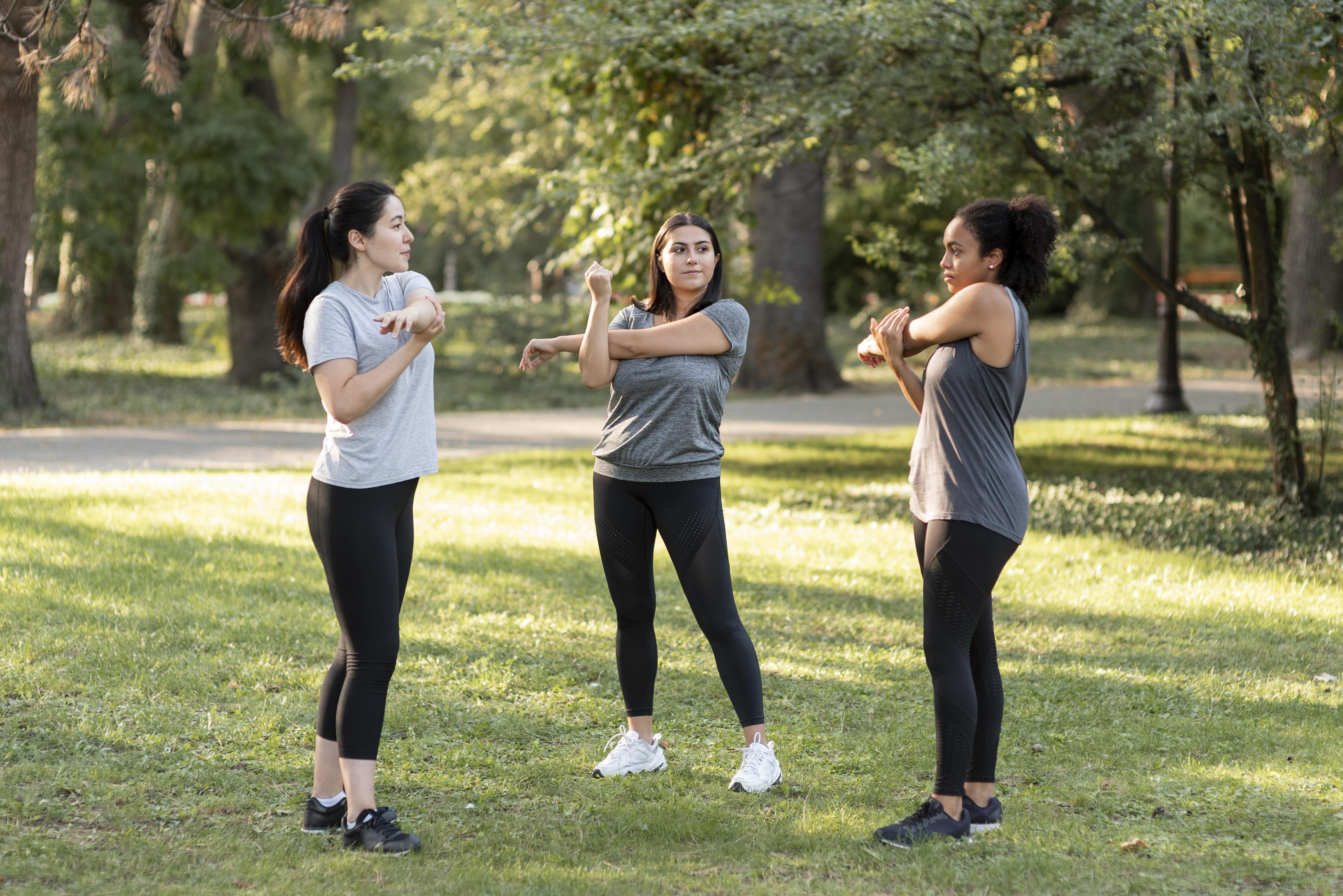 三位女子在公園運動,調整呼吸