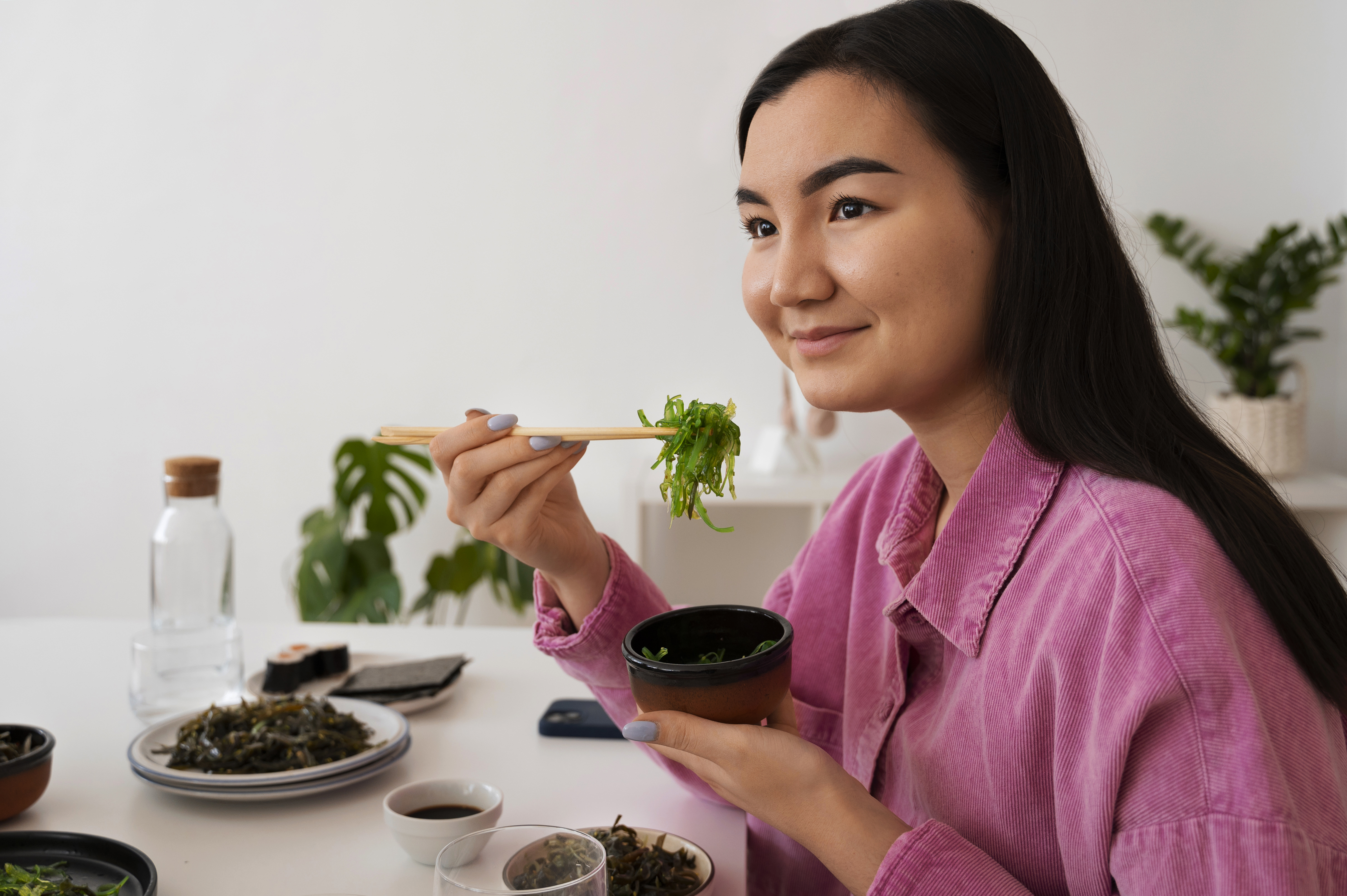 女子在端午節慶上不只吃粽子，同時搭配蔬菜