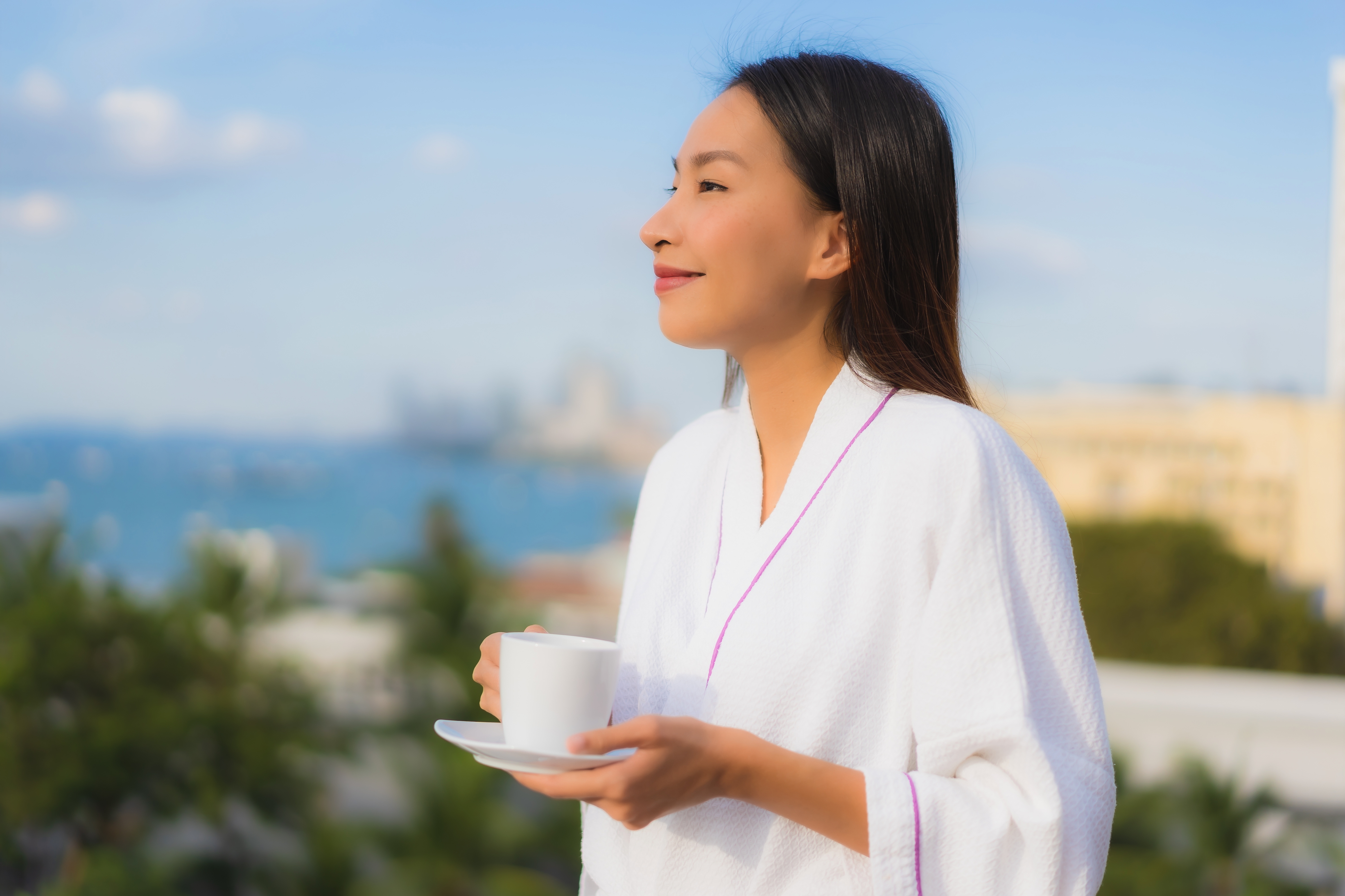 調整作息，女生一早喝咖啡享受悠閒。