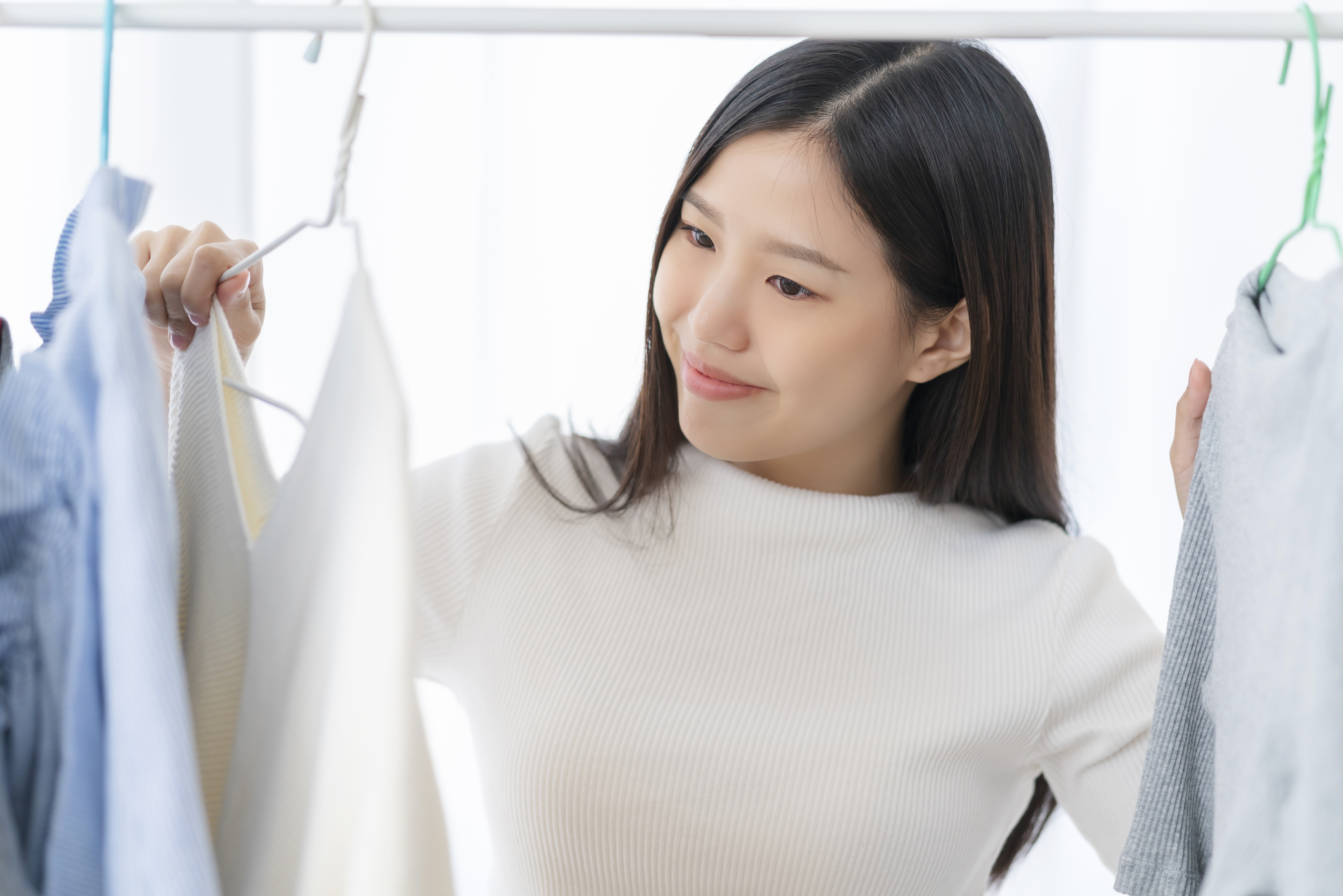 在家中曬衣服的女生